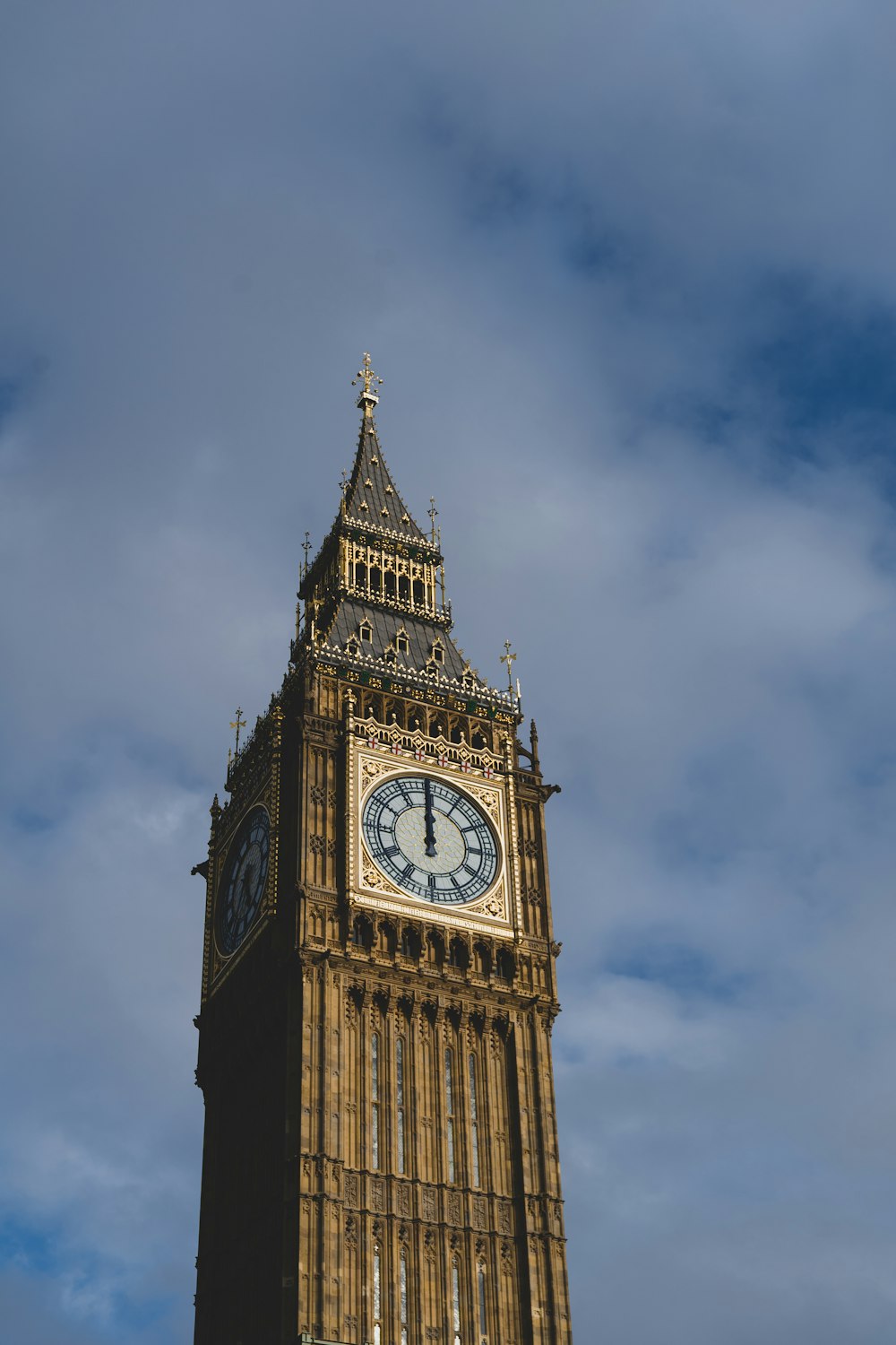 Una alta torre del reloj con un fondo de cielo