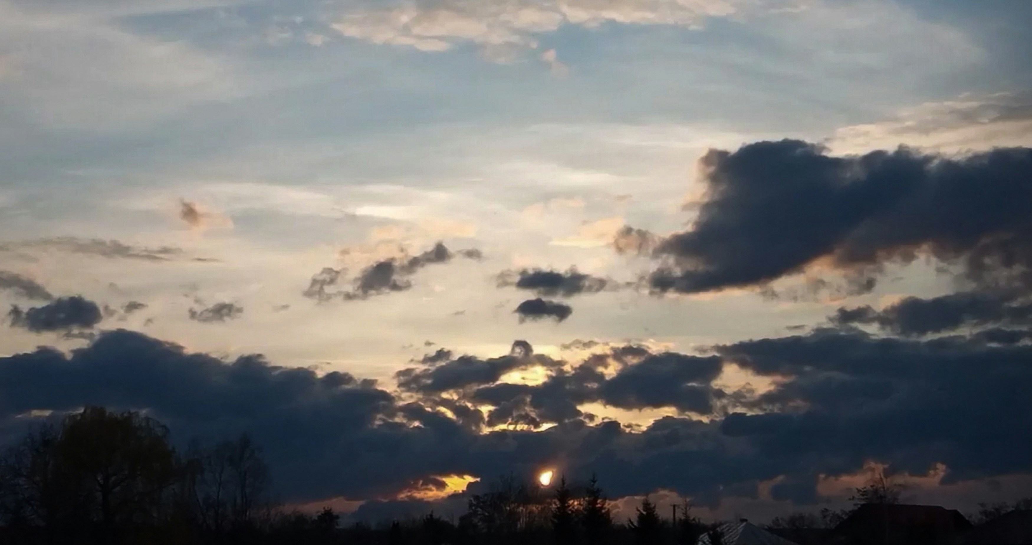 Le soleil brille à travers les nuages dans le ciel