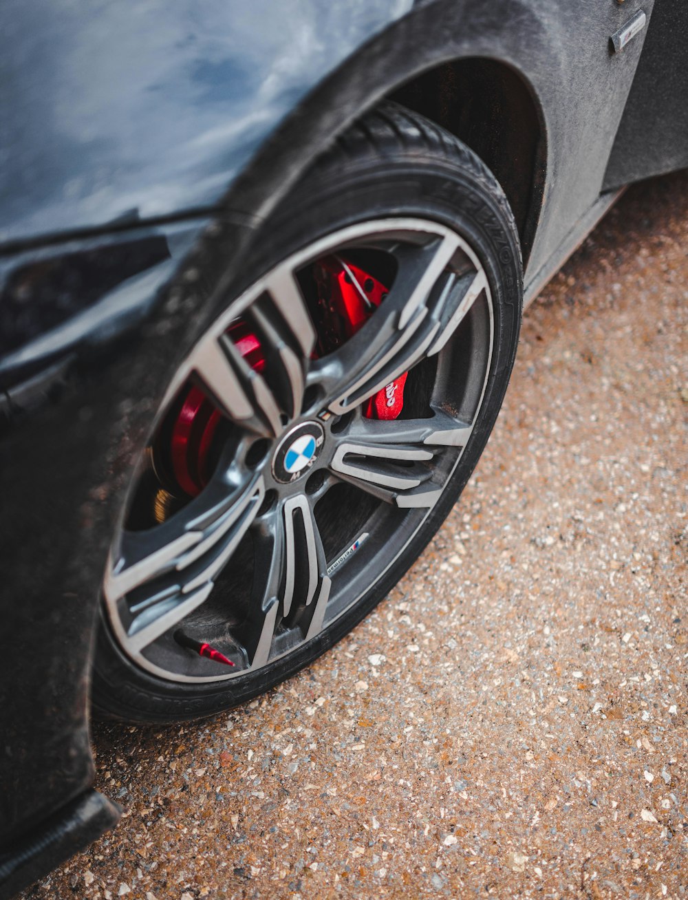um close up de um pneu de carro esportivo preto