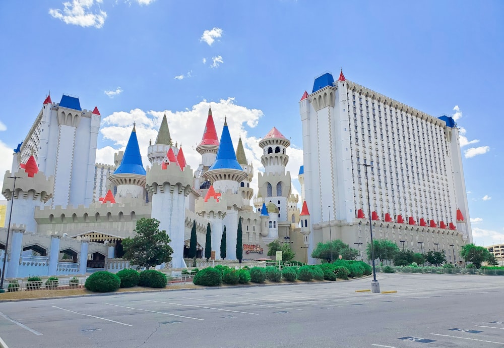 Un grande edificio con un sacco di torri in cima ad esso