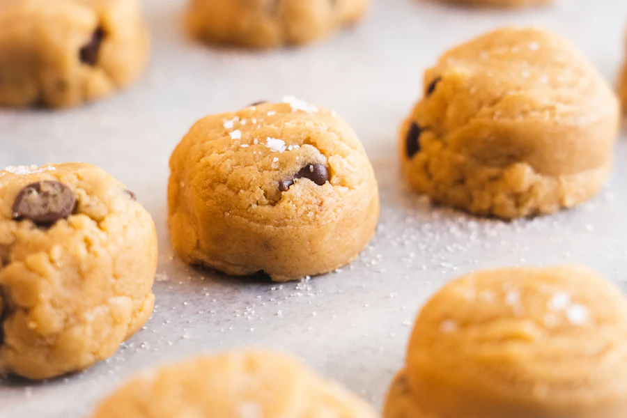 Pâte à cookies crue sur plaque de cuisson