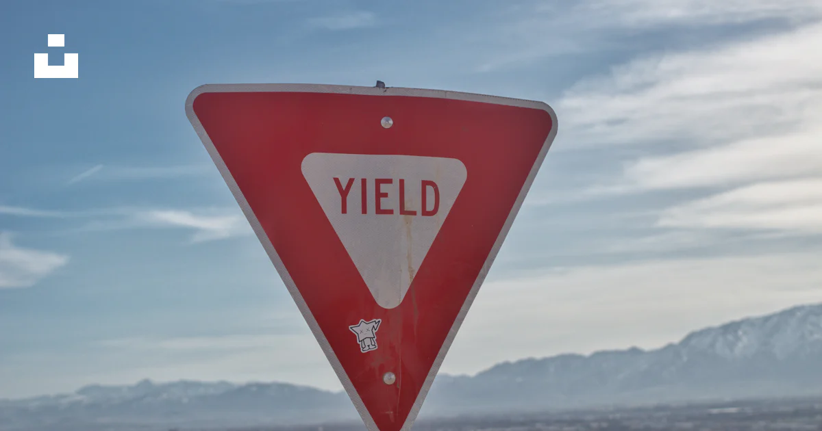 Yield Sign Outside A yield sign on the side of a road photo – Free Brown Image on Unsplash