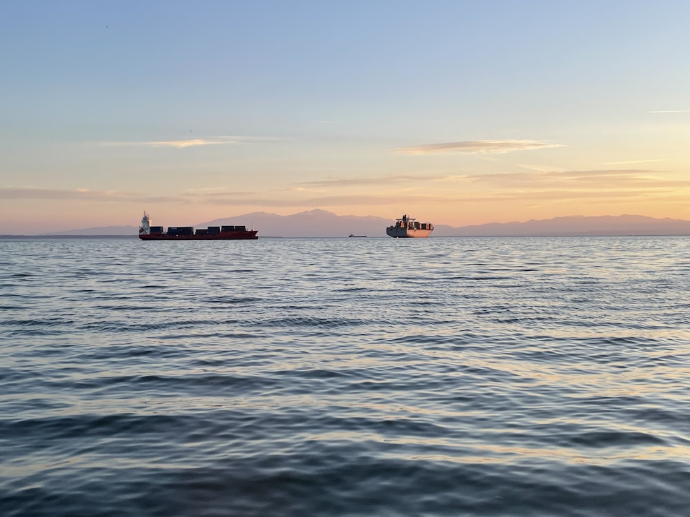 ein großes Frachtschiff, das über ein großes Gewässer fährt