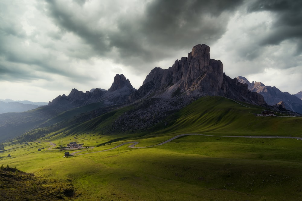 Un valle verde con una montaña al fondo