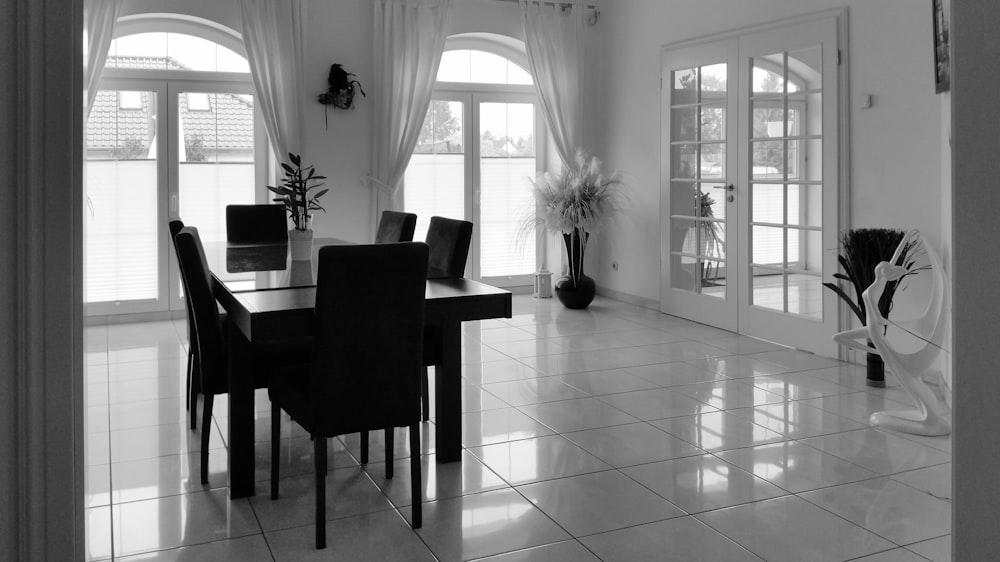 a black and white photo of a dining room