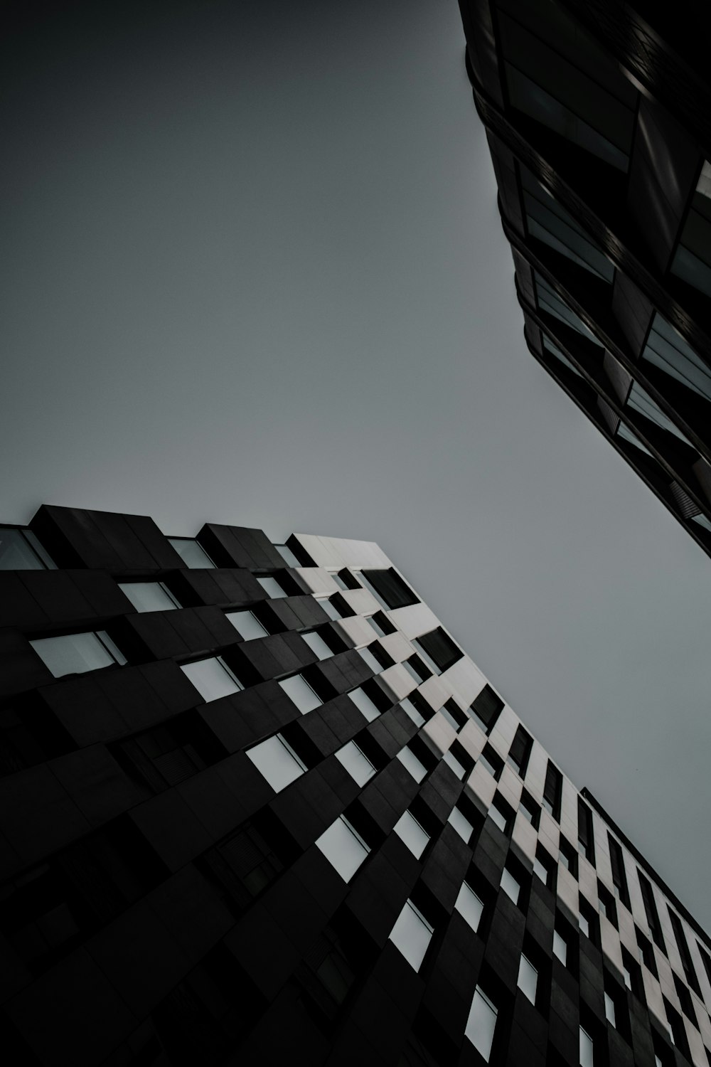 a black and white photo of a tall building