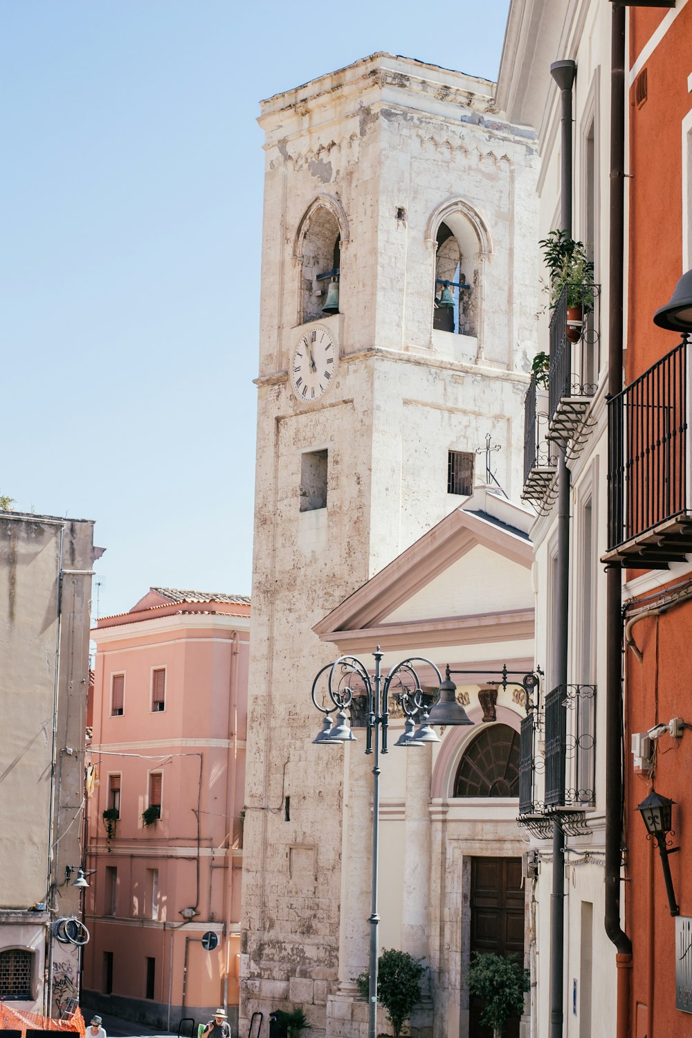 Ein hoher weißer Glockenturm, der über einer Stadt thront