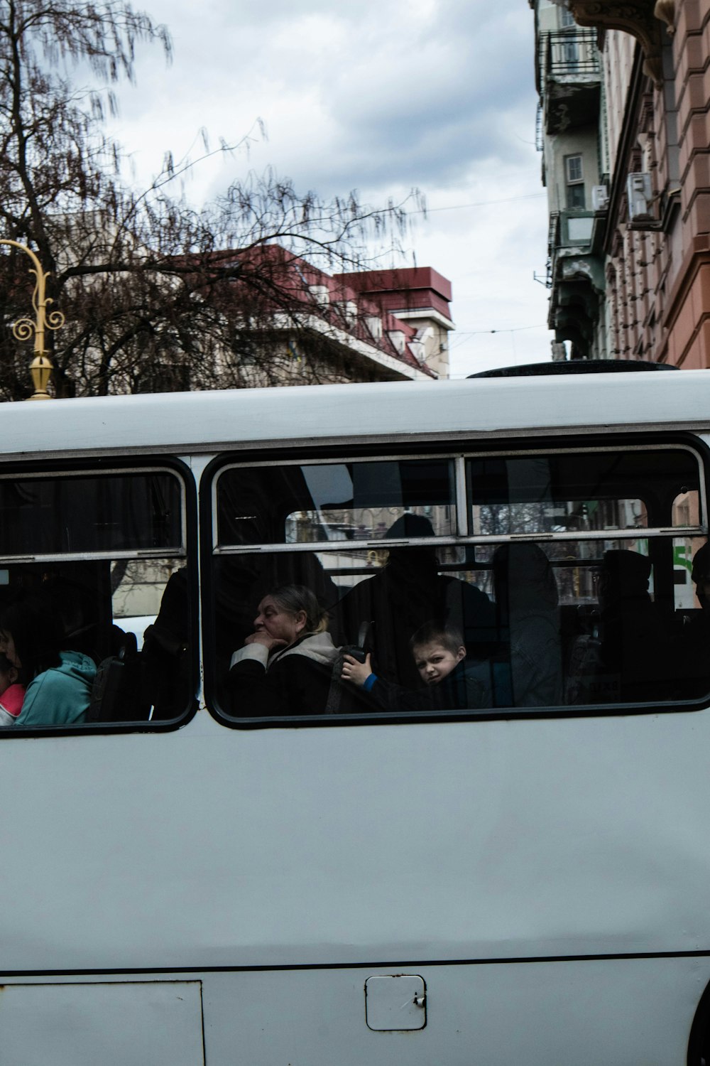 um grupo de pessoas andando na parte de trás de um ônibus