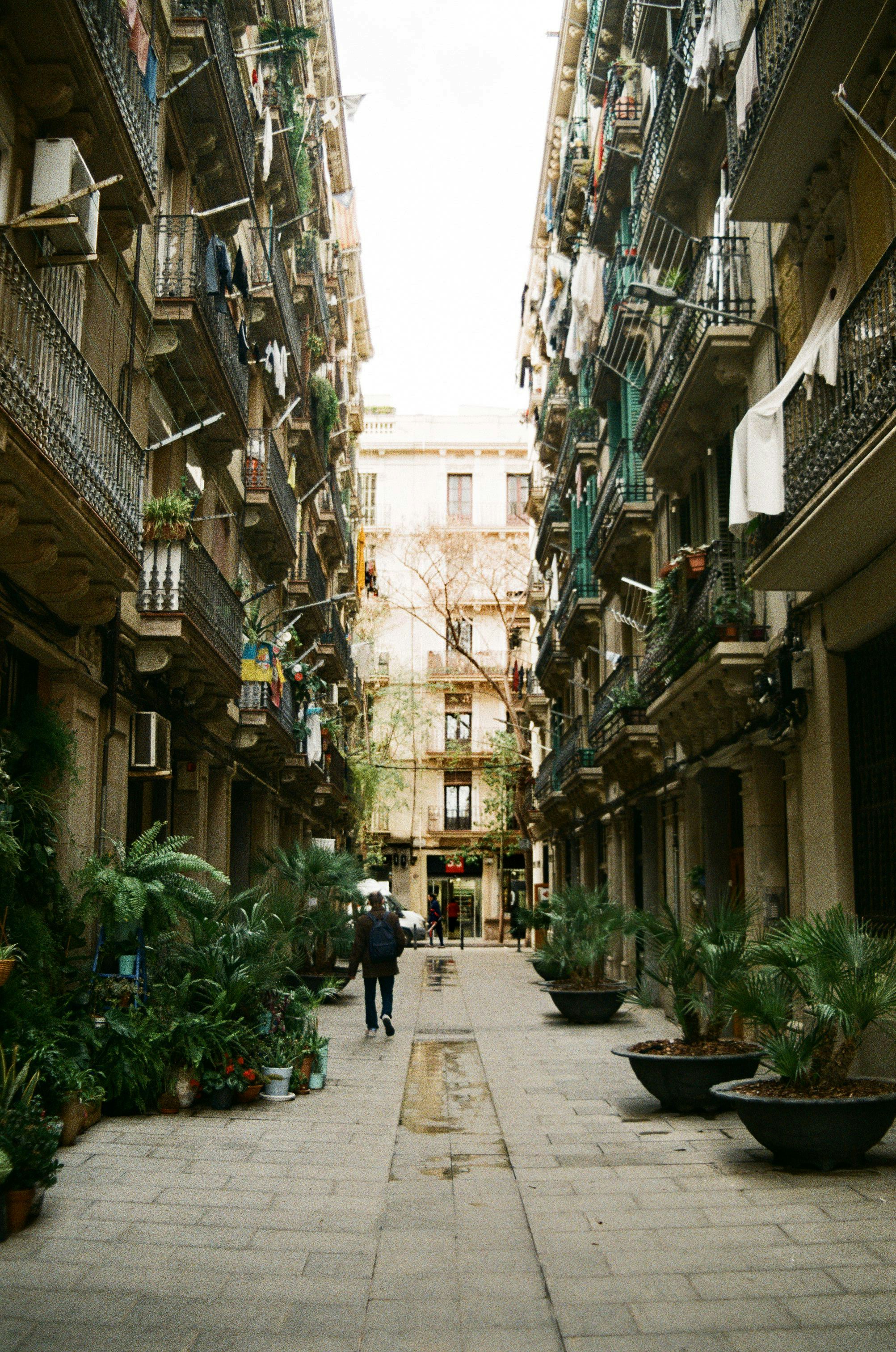 Un couple de personnes qui marchent dans une rue photo – Photo Route ...