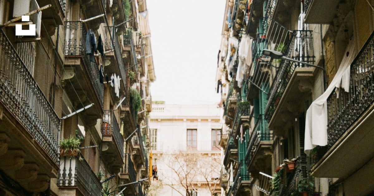 Un couple de personnes qui marchent dans une rue photo – Photo Route ...