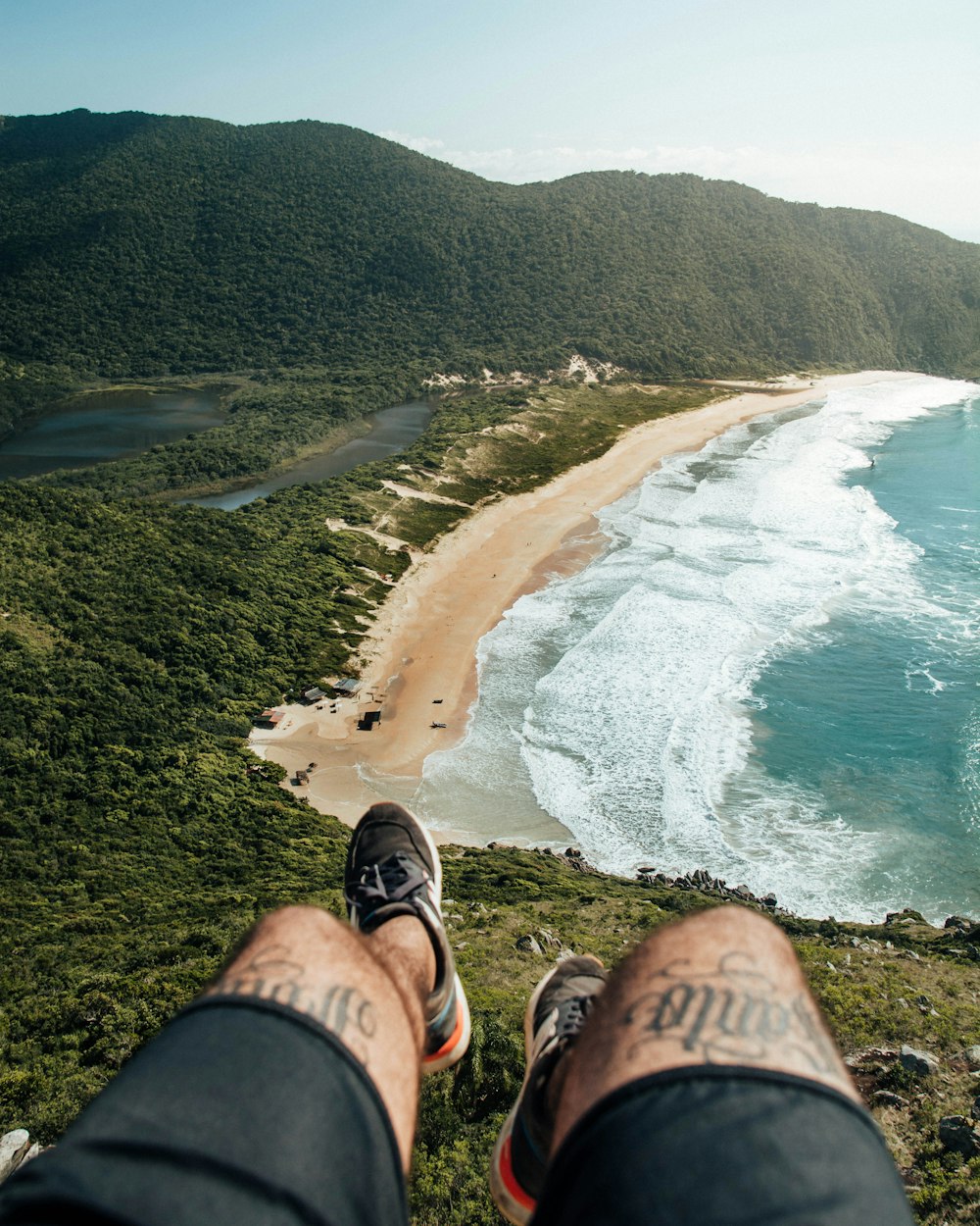 Una persona con los pies en alto mirando el océano