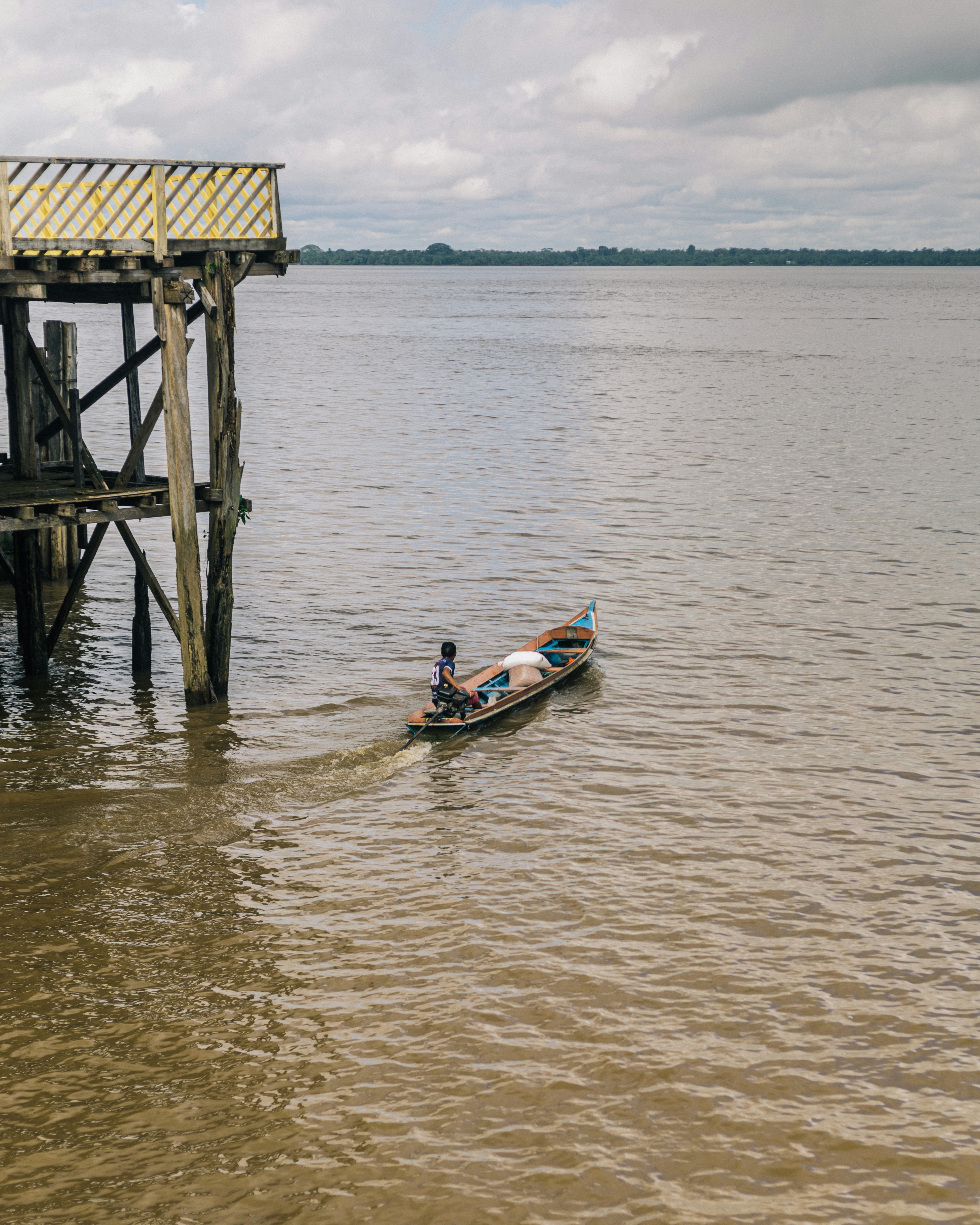 um homem em um barco pequeno em um corpo de água