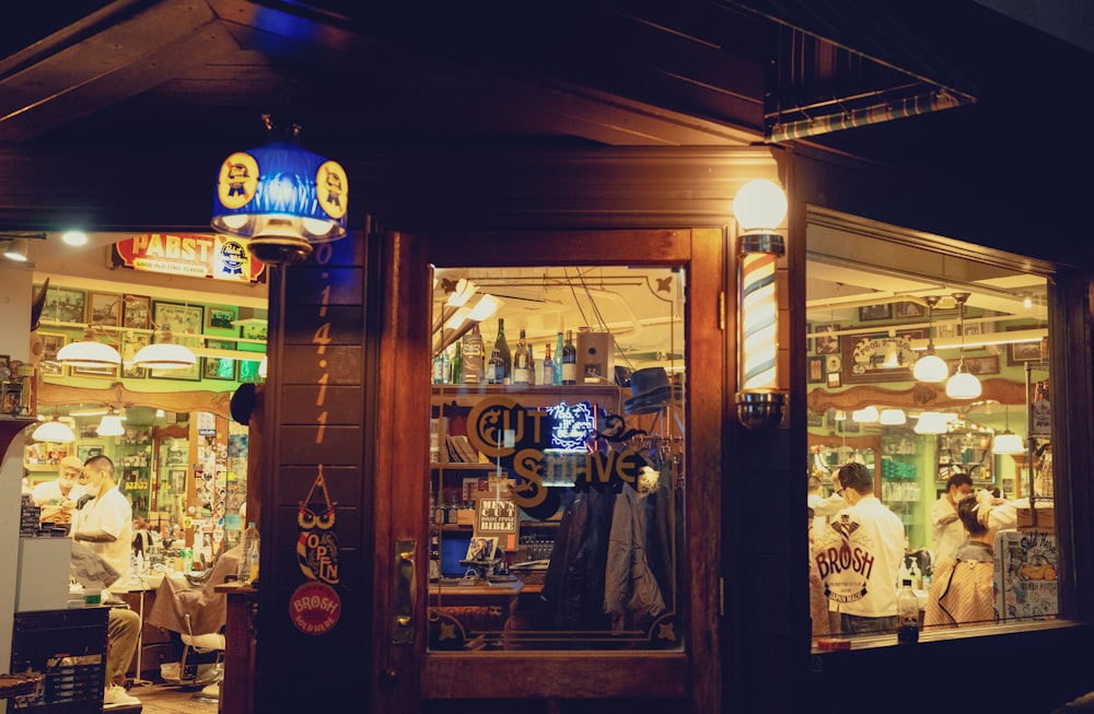 une devanture de magasin la nuit