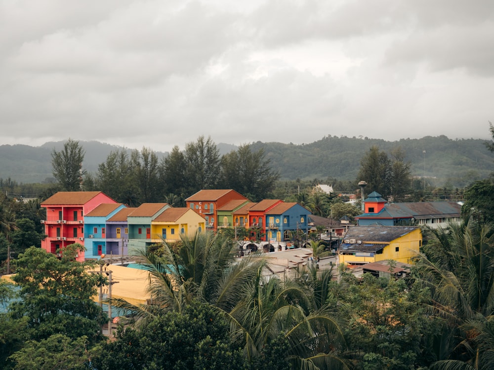 uma fileira de casas coloridas em um cenário tropical