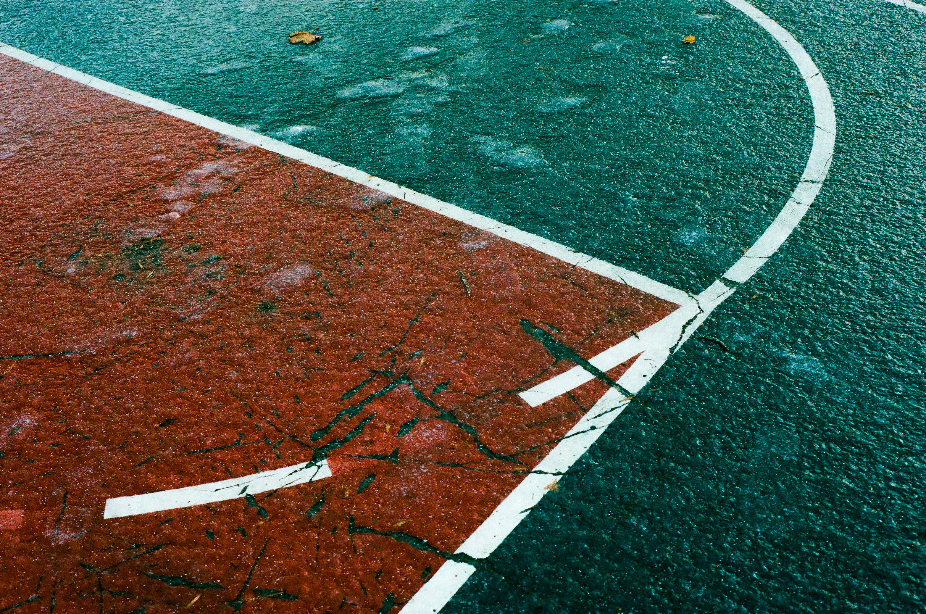 Jugador lanzando tiros libres en momento decisivo