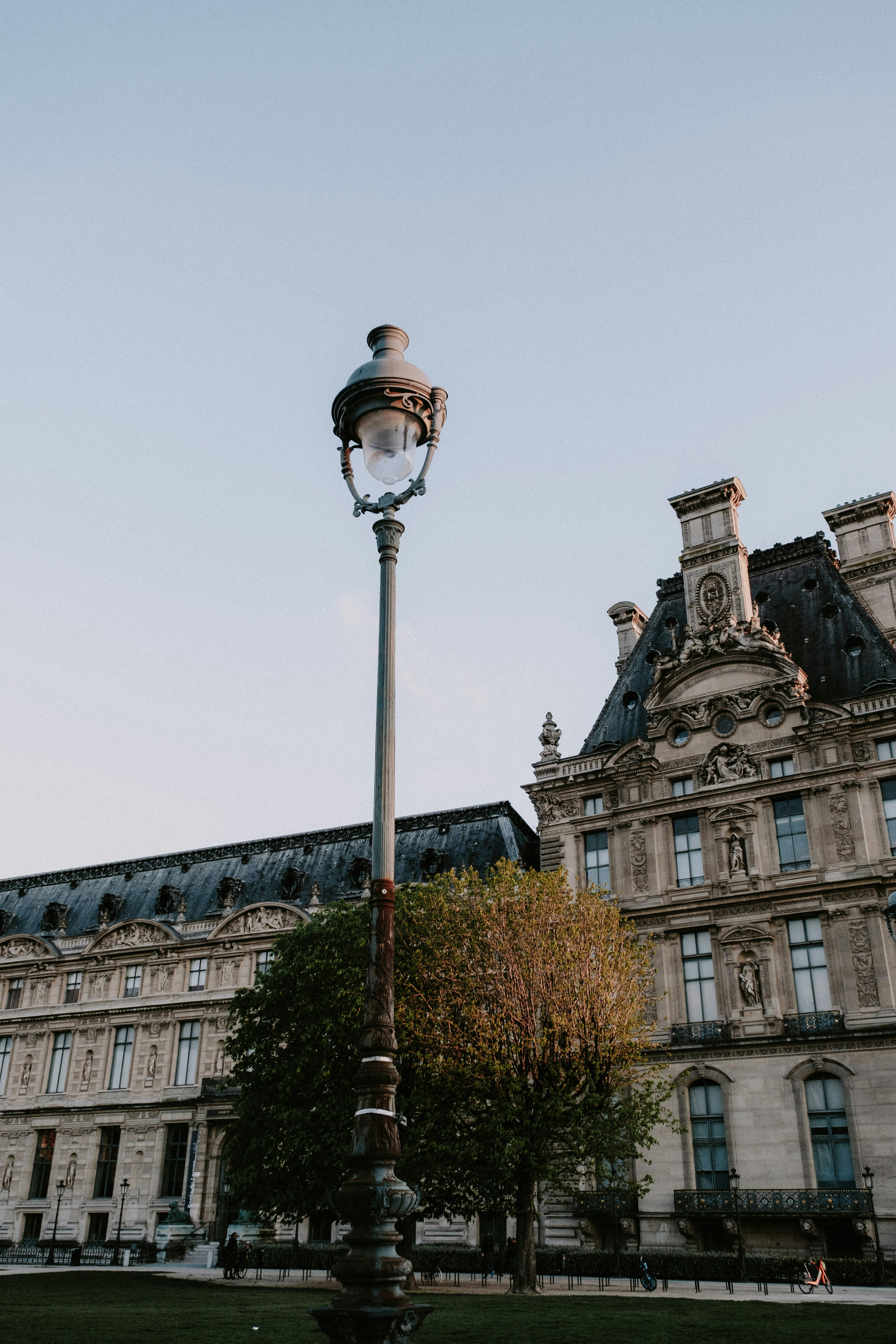 un lampadaire devant un grand bâtiment
