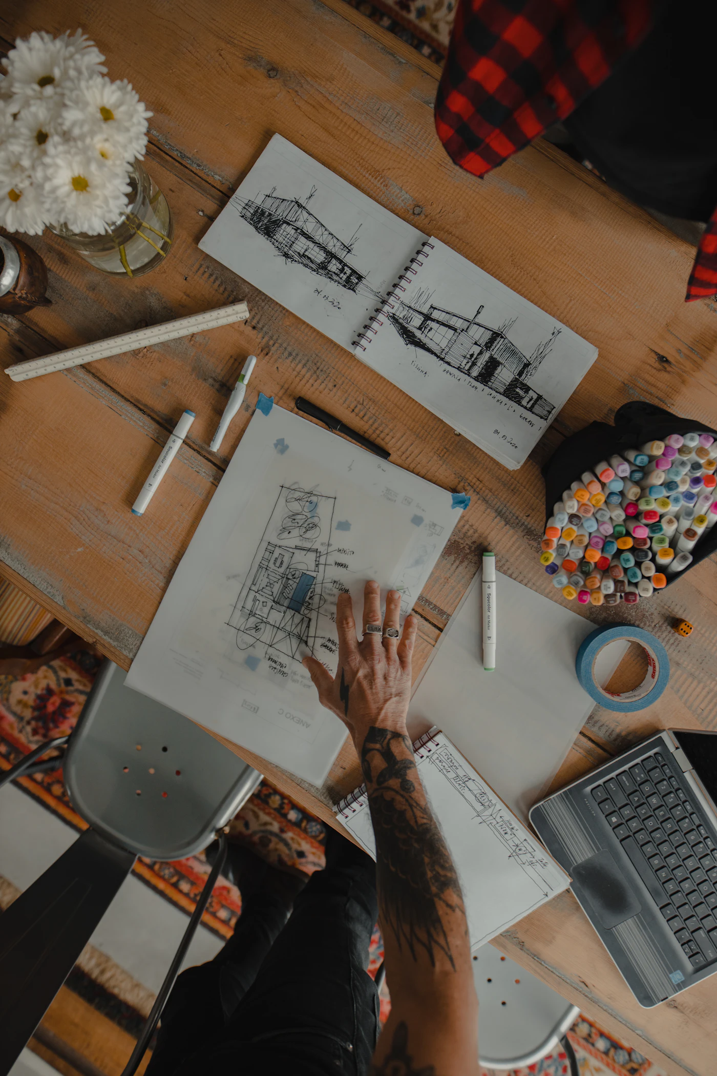 Plans techniques, crayons et regle sur une table de travail, pendant le chiffrage d un projet de renovation