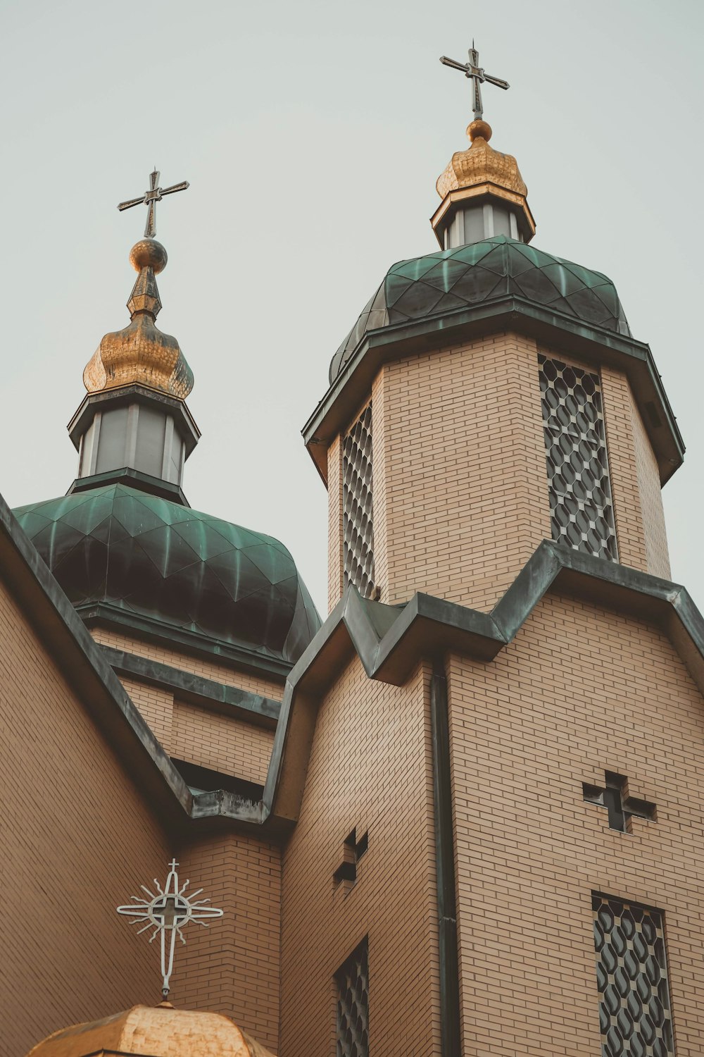 una iglesia con dos torres y una cruz en la parte superior