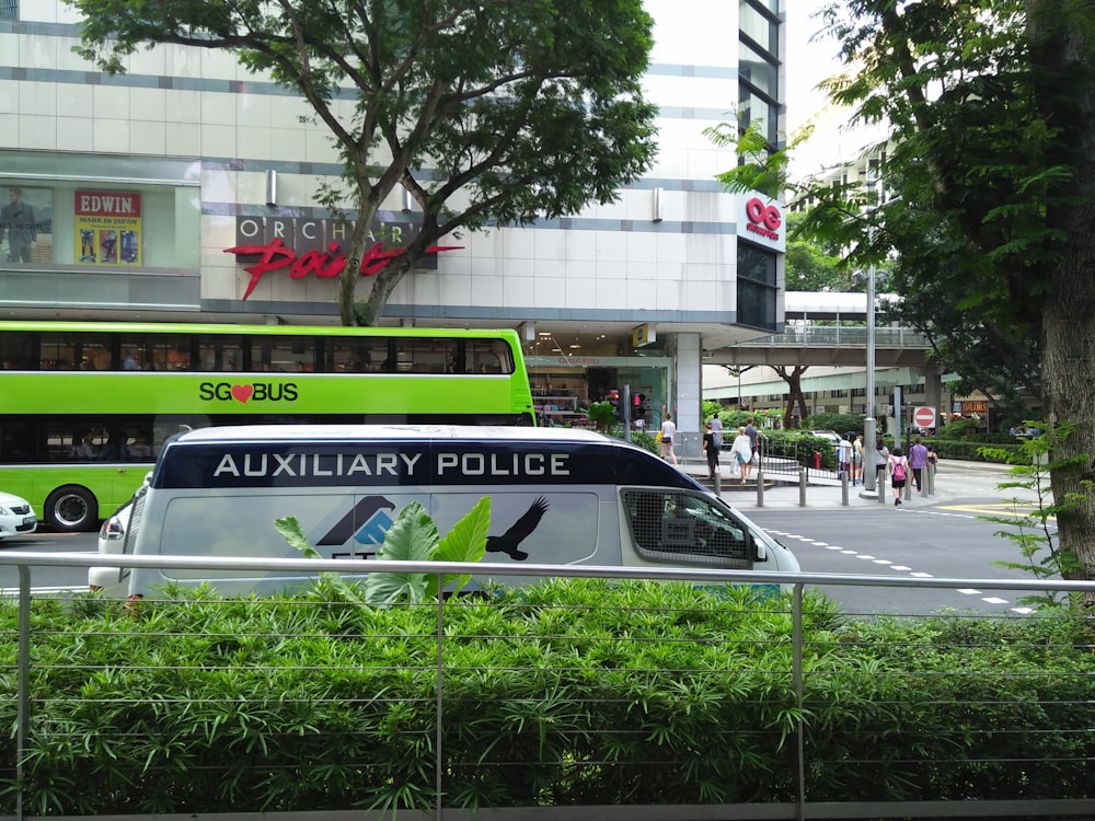 Ein grüner Doppeldeckerbus fährt eine Straße entlang