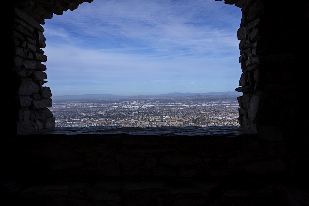 une vue d’une ville depuis une fenêtre dans une tour