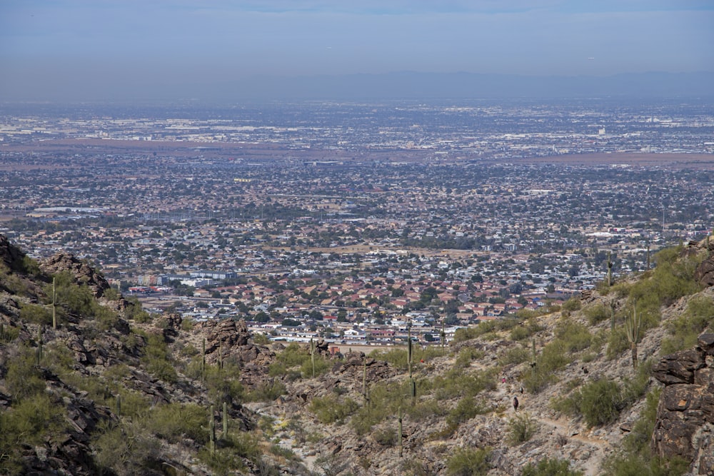 Une vue d’une ville depuis le sommet d’une colline