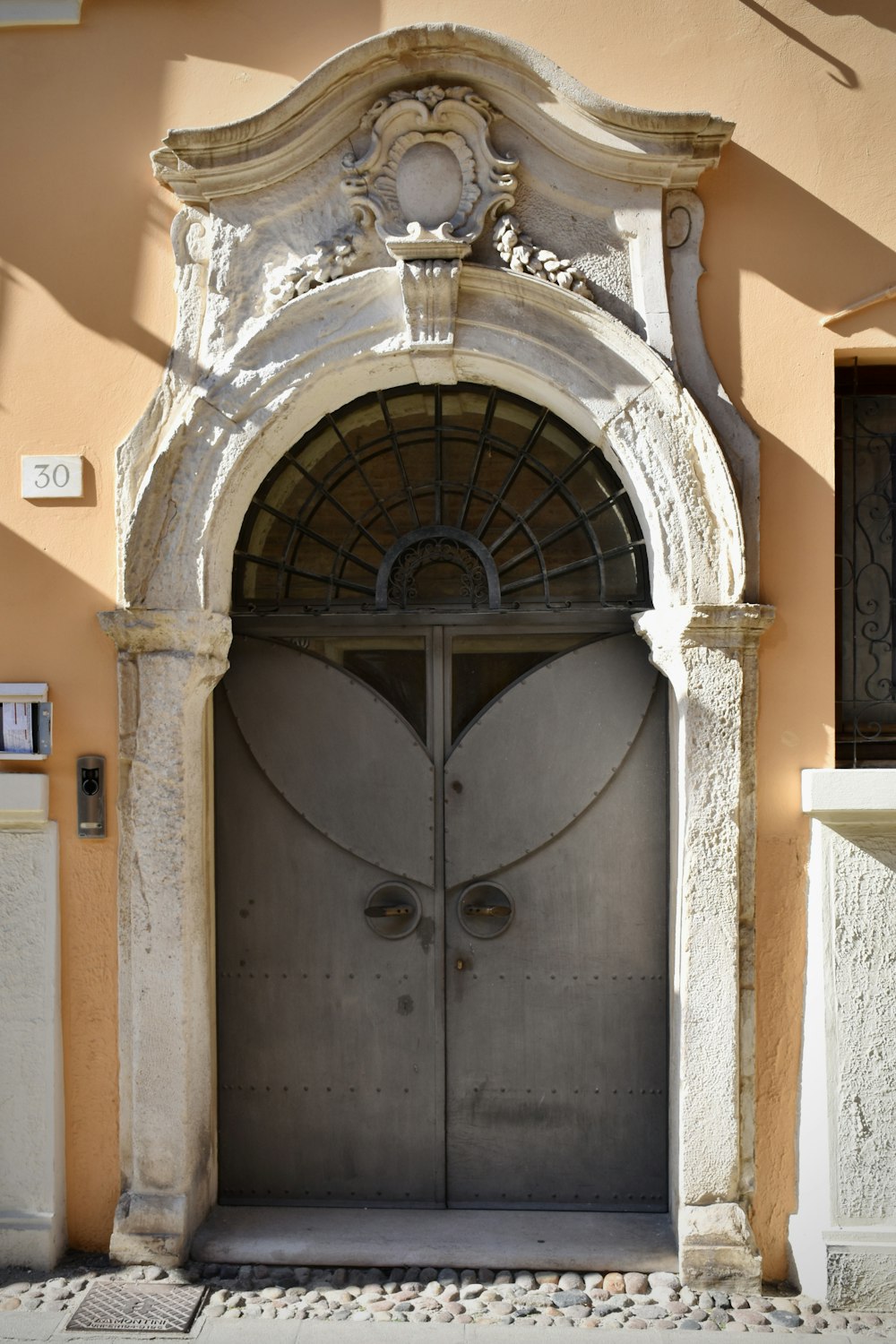 una grande porta di metallo di fronte a un edificio