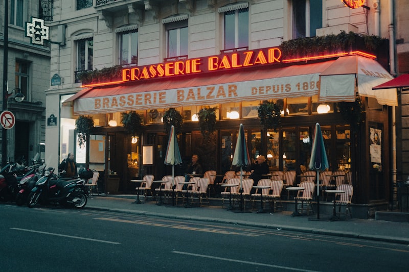 Façade lumineuse de La Brasserie du Cercle en soirée