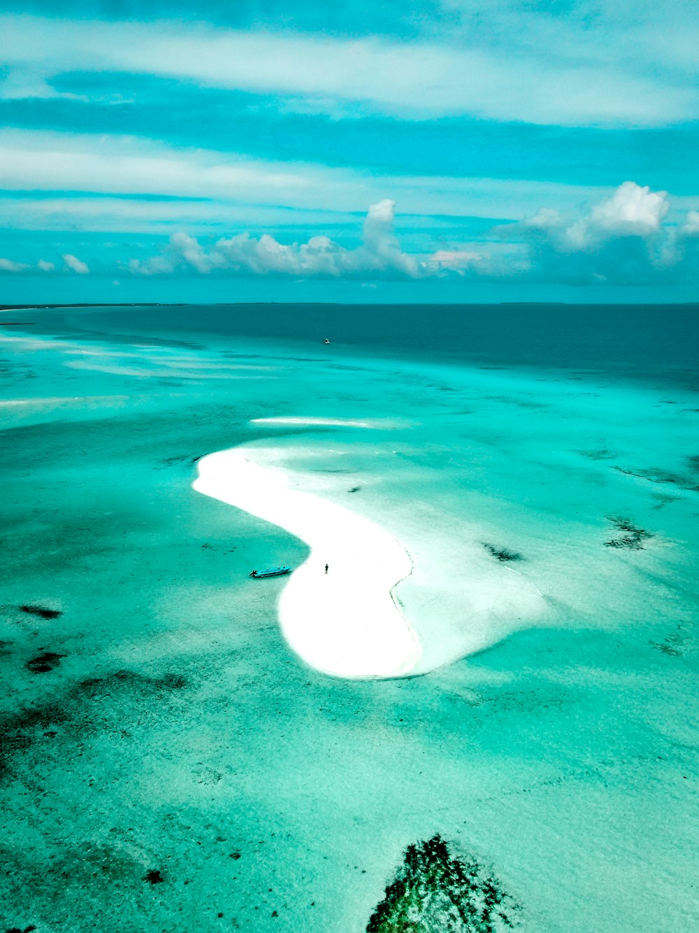 Una vista aérea de una isla en medio del océano