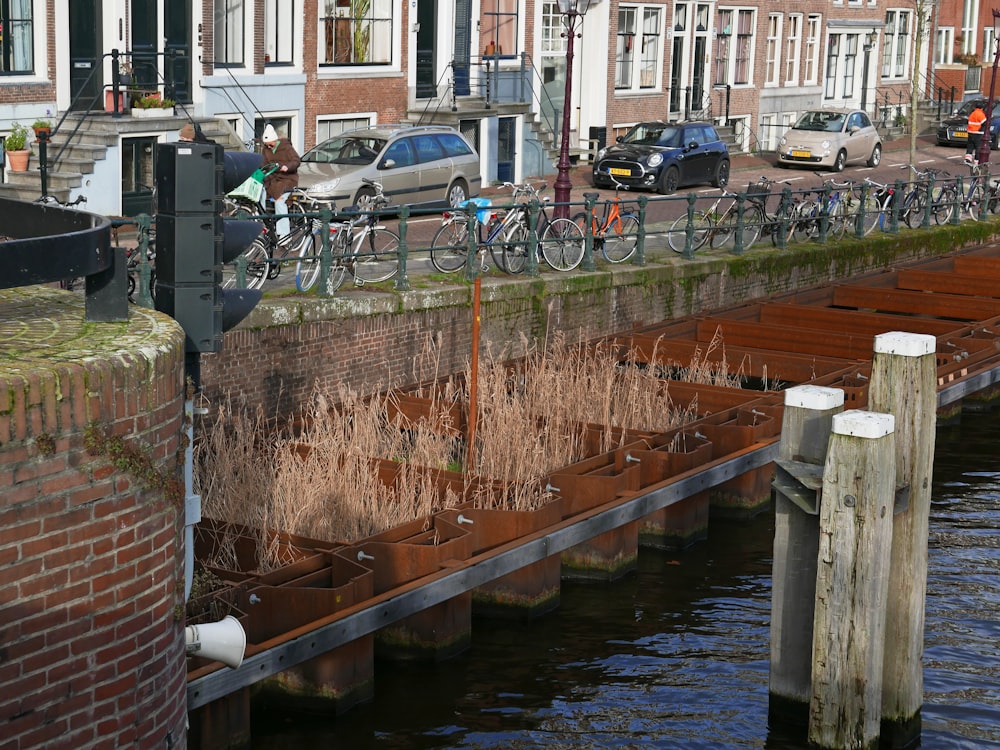 uma bicicleta está estacionada ao lado de uma ponte