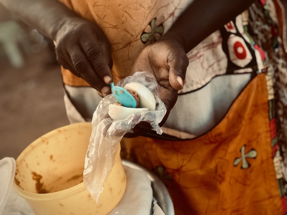 Une femme tenant un bébé dans ses mains