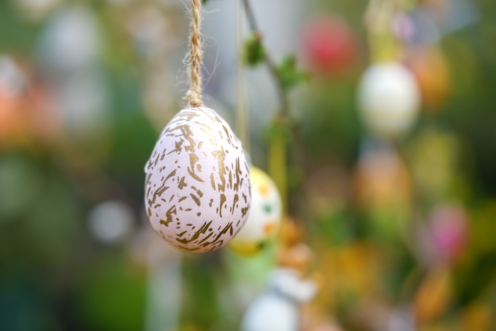 um monte de ornamentos pendurados em uma corda