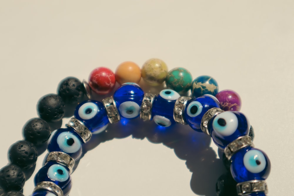 Un tas de bracelets avec des yeux maléfiques sur eux