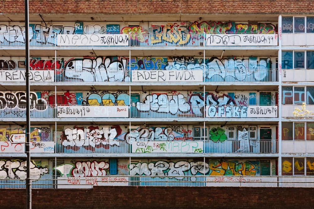 Un edificio alto con muchos graffiti