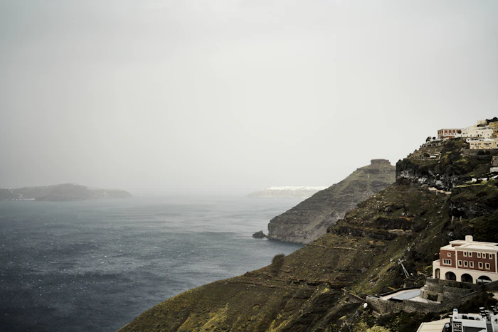 Vue sur la mer Égée depuis le sommet d'une colline à Santorin