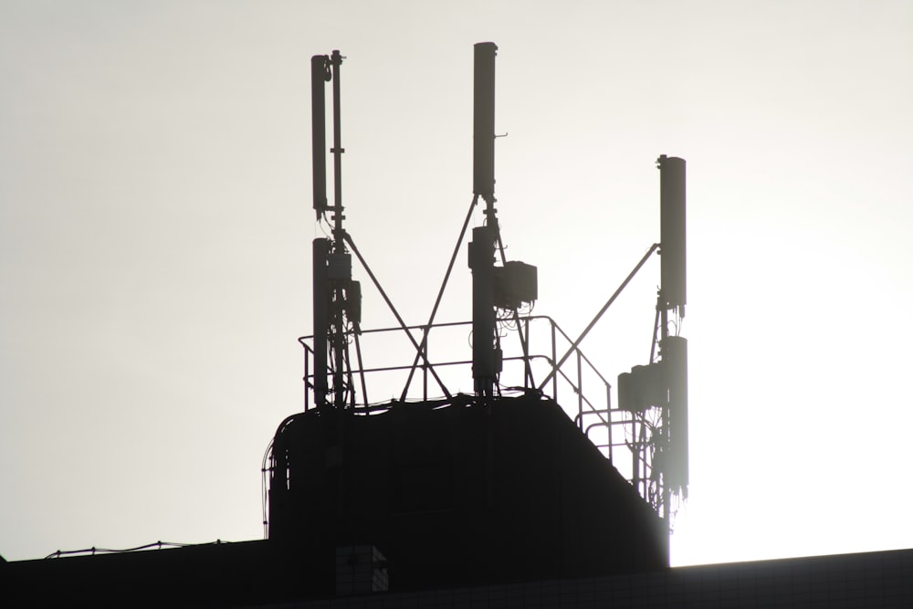 a silhueta de um edifício com um relógio sobre ele