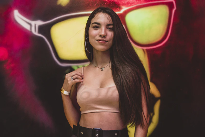 Sugar Mommy brasileira apreciando arte em um ambiente sofisticado