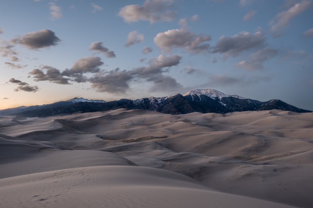 Una vista di una catena montuosa da una duna di sabbia