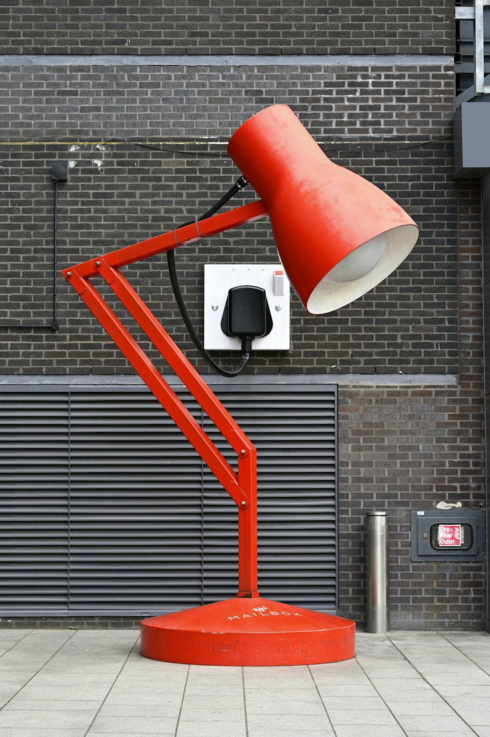 una lampada rossa seduta sopra un tavolo rosso