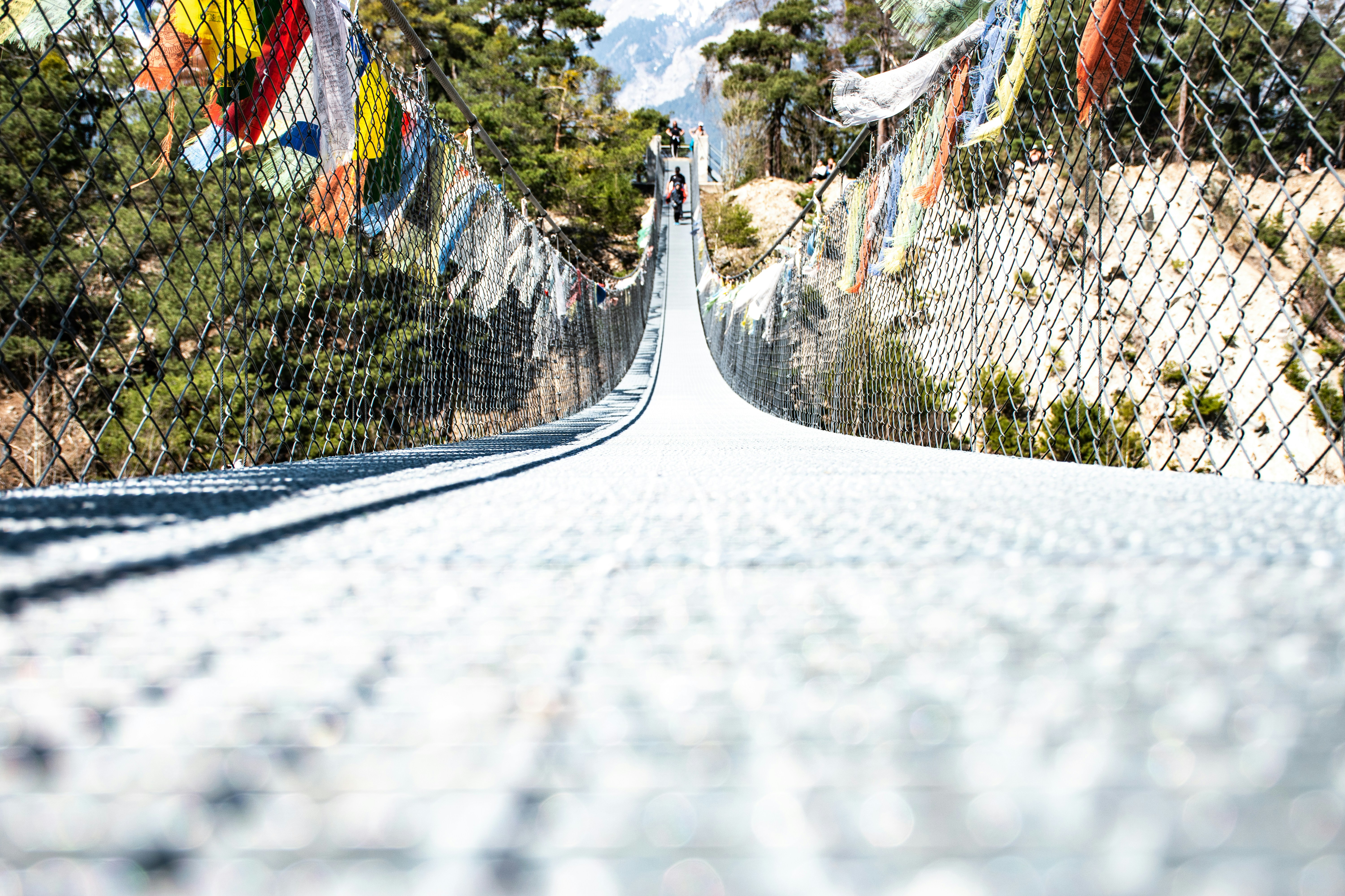 une vue d’un pont qui a beaucoup de drapeaux dessus
