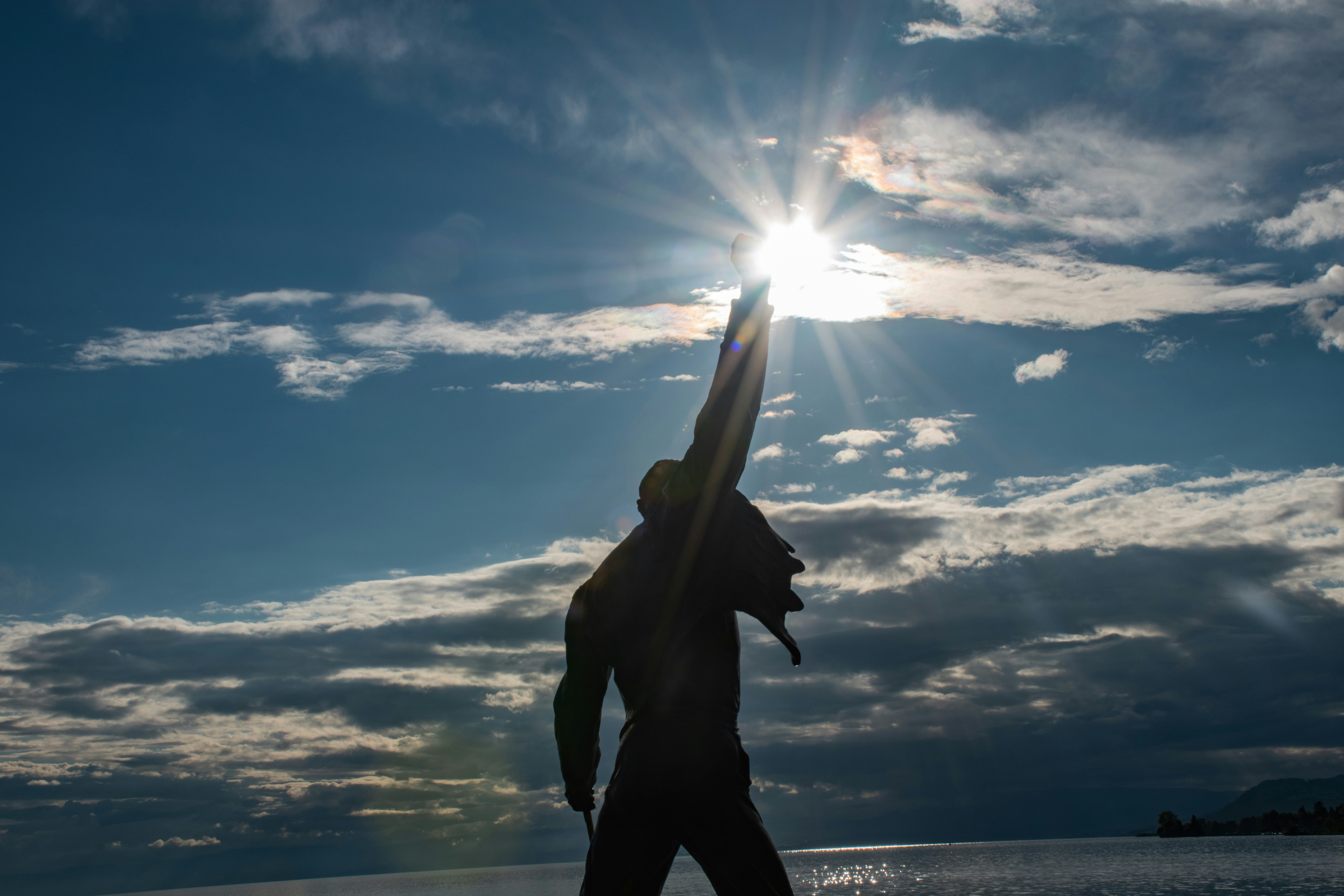 Un homme debout au sommet d’une plage au bord de l’océan