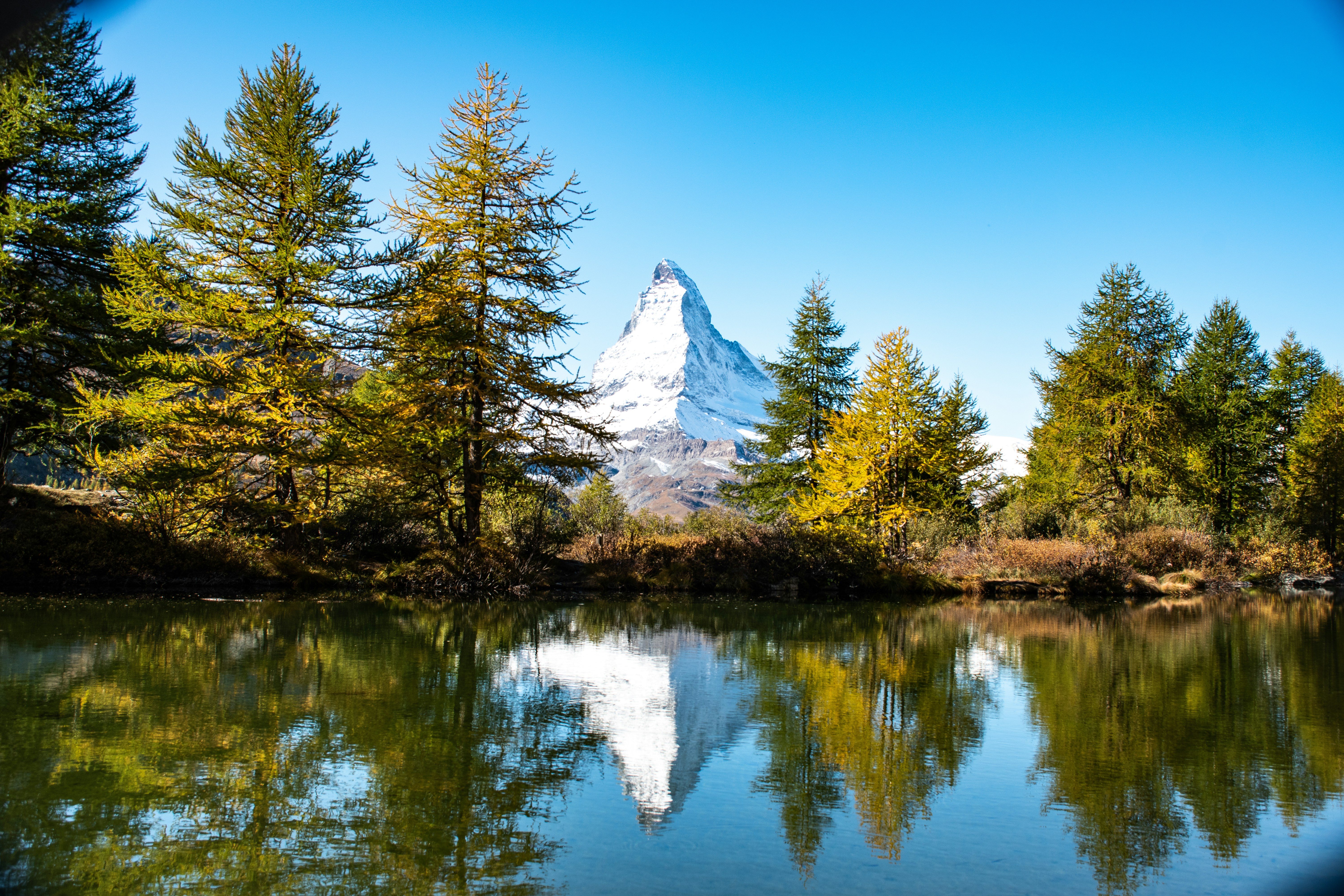 Une montagne se reflète dans l’eau calme d’un lac