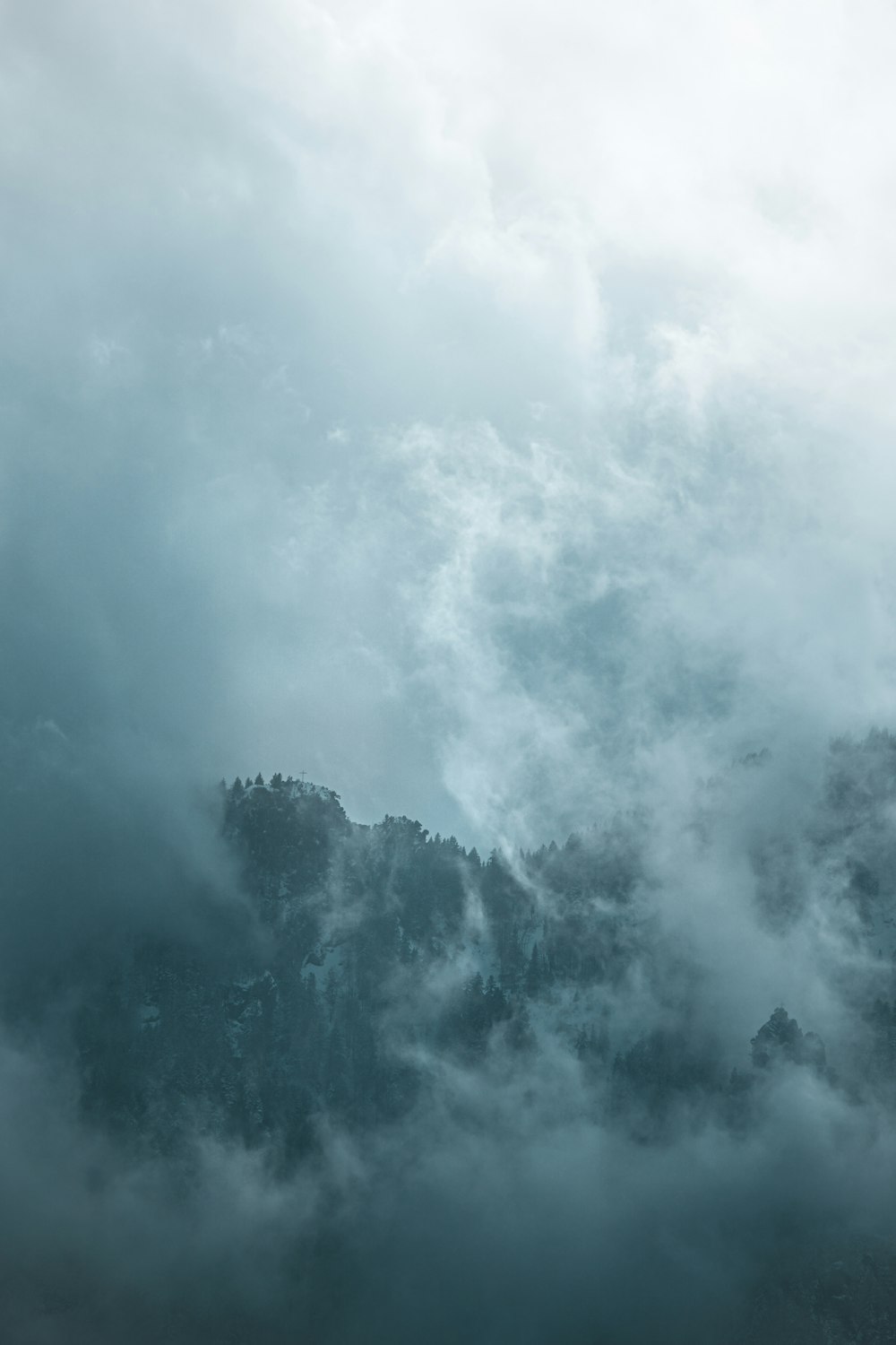 uma vista de uma montanha coberta de nuvens