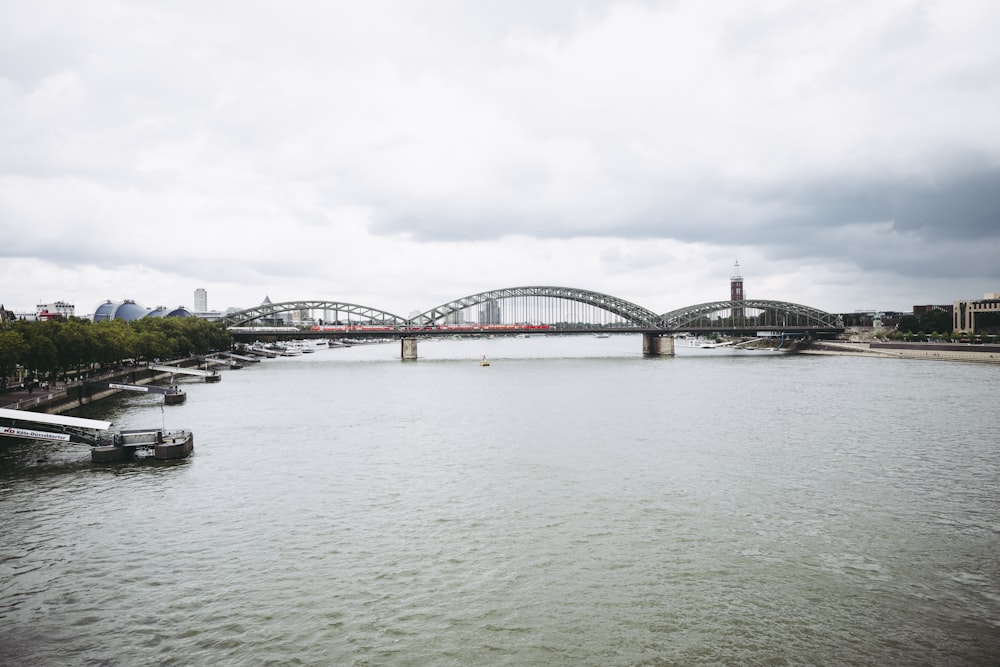 eine Brücke über einen Fluss mit Booten darauf