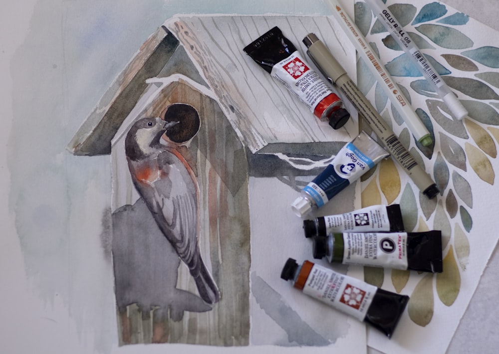 une peinture d’un oiseau dans une cabane à oiseaux