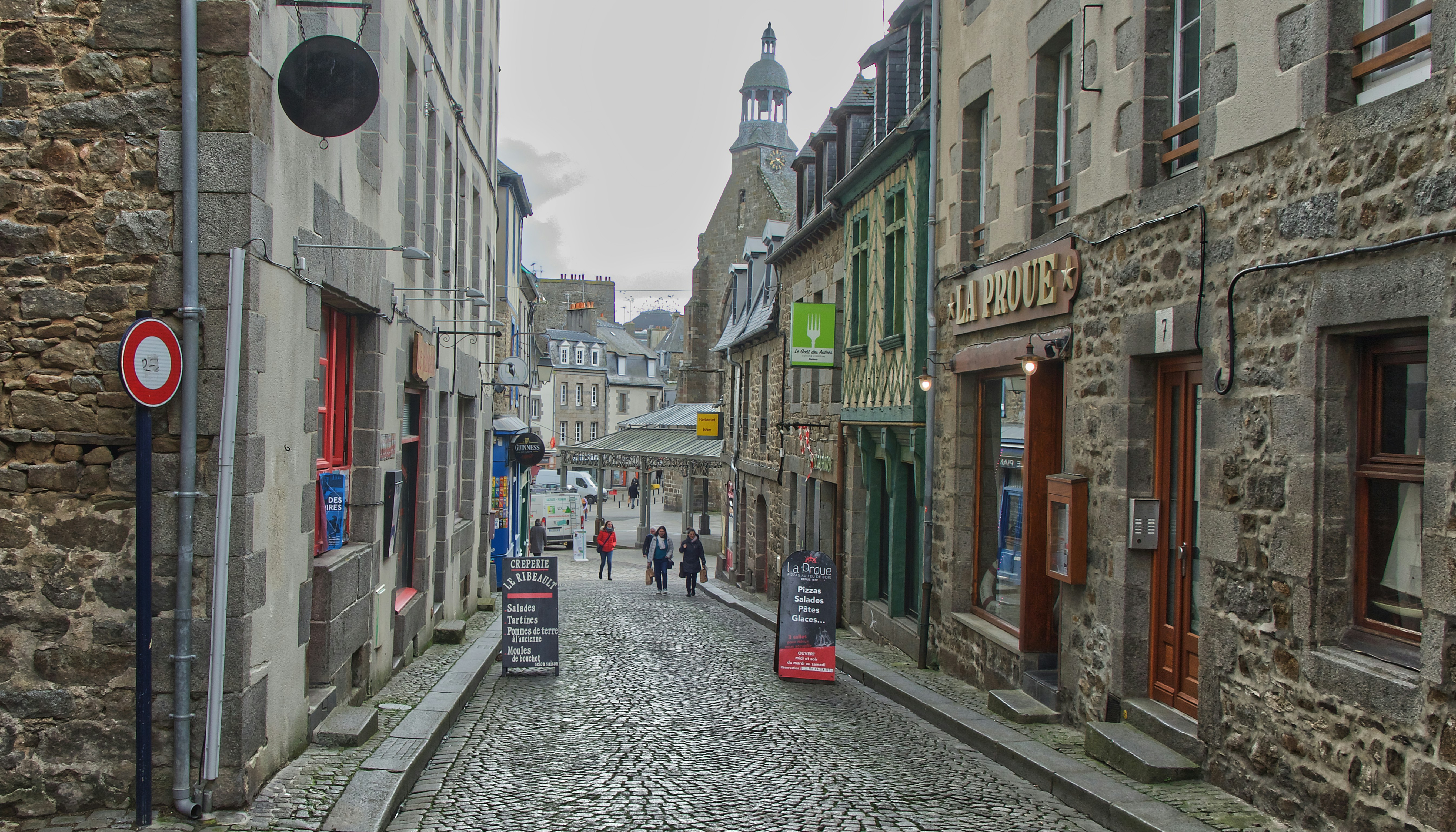 Une rue pavée dans une ville européenne