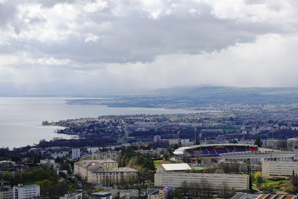 une vue d’une ville et d’un plan d’eau