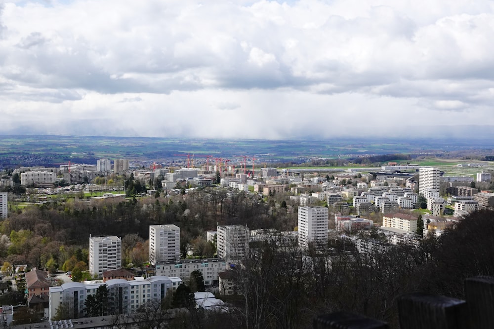 Une vue d’une ville depuis le sommet d’une colline