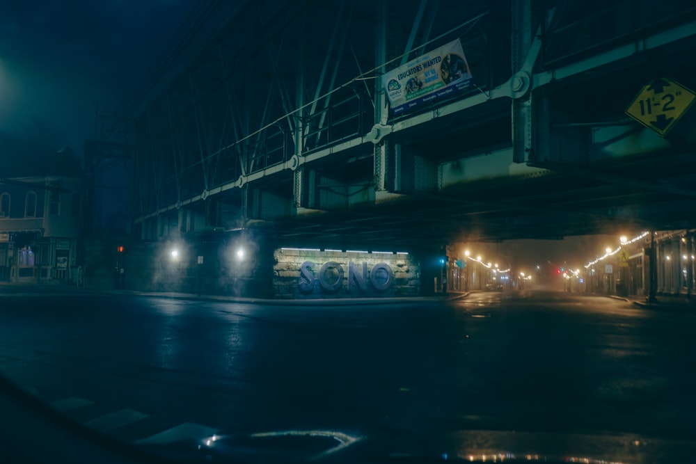 Ein Bus, der nachts eine Straße entlang fährt