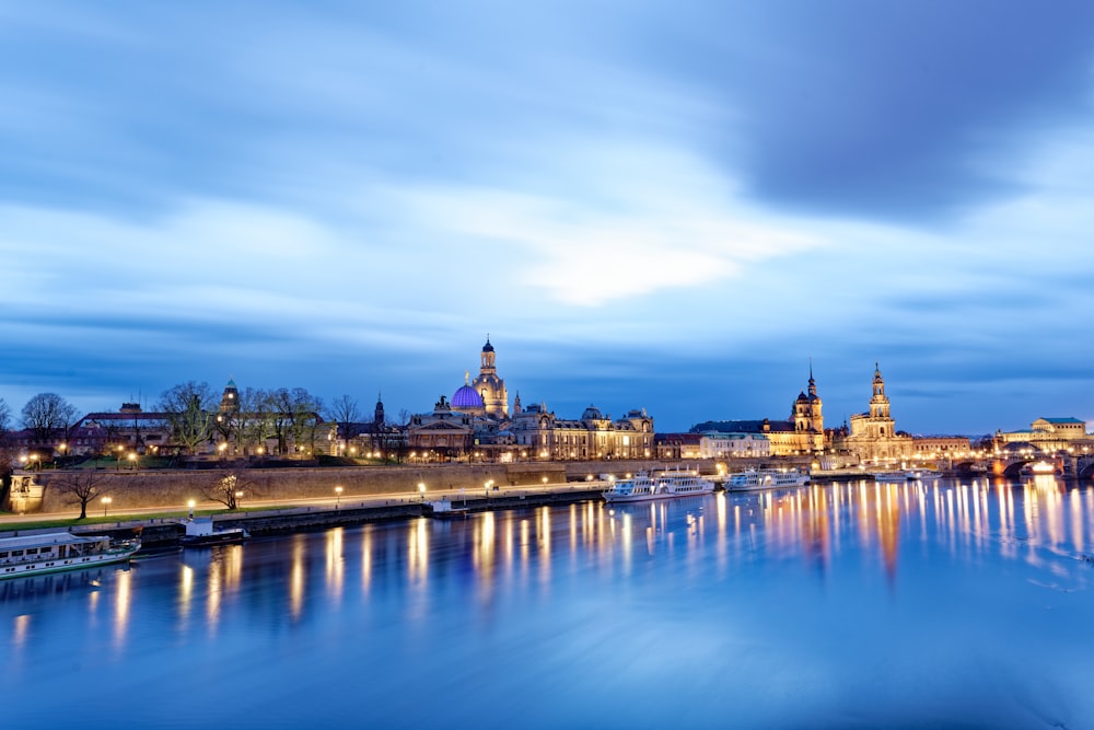 Blick auf einen Fluss mit einer Stadt im Hintergrund