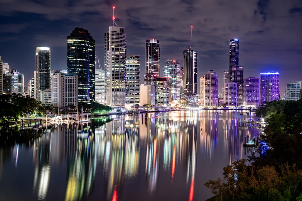 uma vista de uma cidade à noite